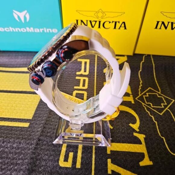 Invicta Pro Diver Chronograph Watch – Red & Blue Dial – 200M Water Resistant - Picture 3 of 5